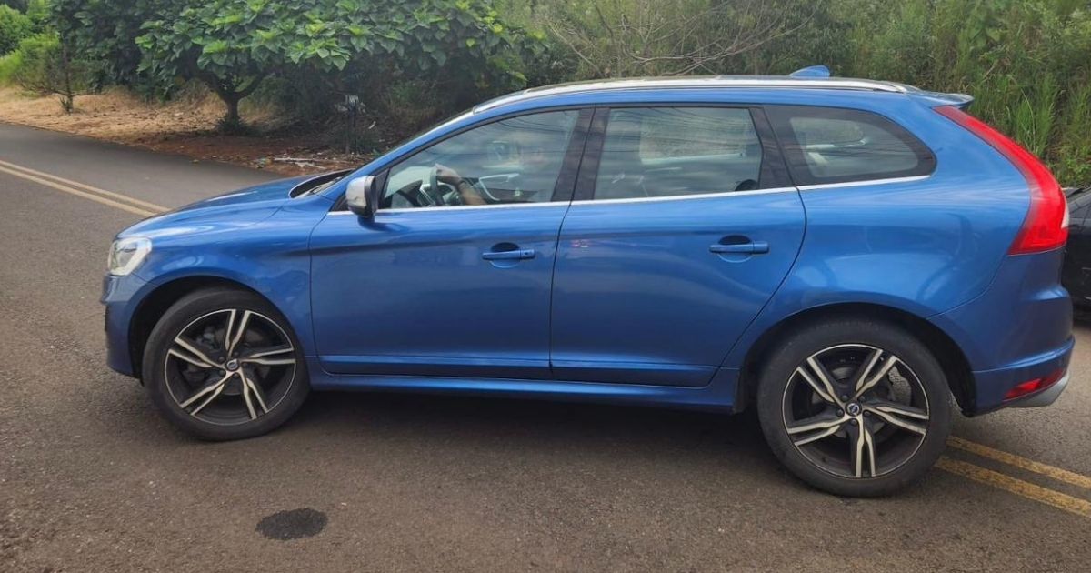 Carro de luxo apreendido em investigação de fraude bancária contra idosos no Oeste de SC.